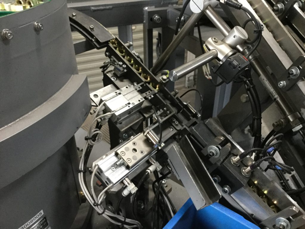 ボルト自動組み立て機